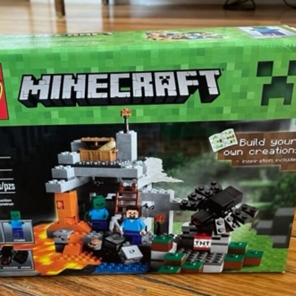 Preowned LEGO 21113 MINECRAFT The Cave (Retired) w/ Box & Manual Complete Set - Picture 2 of 6